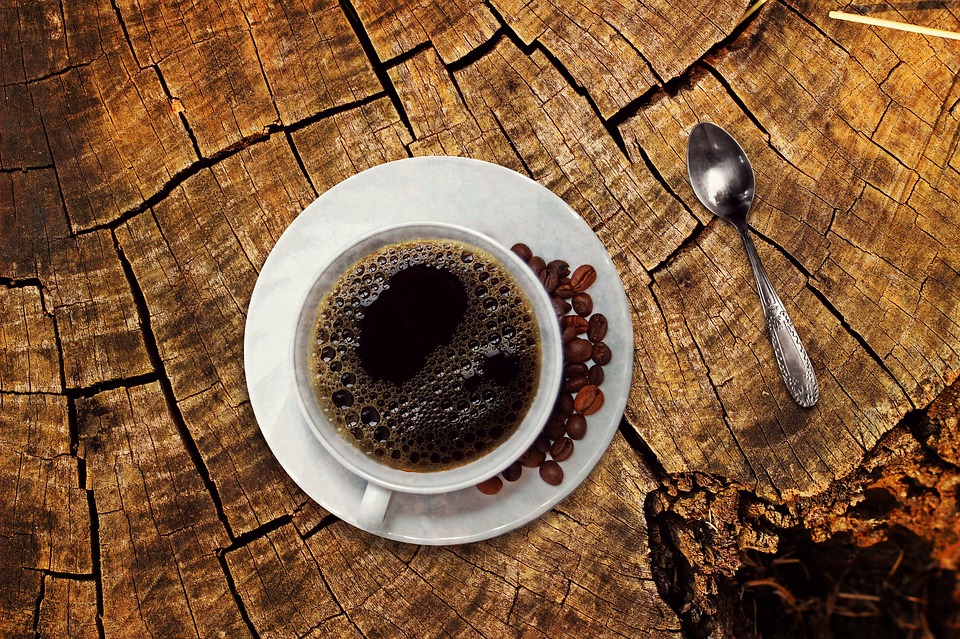 コーヒーの主成分とも言えるカフェインは肌荒れの元？ 利尿作用でビタミンCなどのビタミンが排泄されてしまうのが原因！
